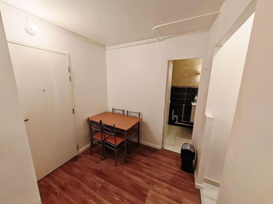 Appartement F1 Equipe Avec Ascenseur, Parking Et Pres Des Transports *